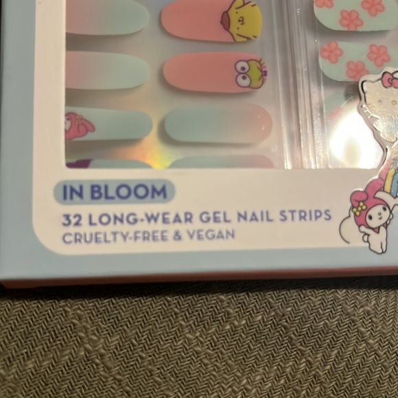 The Crème shop x Hello kitty gel nail strip kit 35 pcs NIB - Picture 3 of 5
